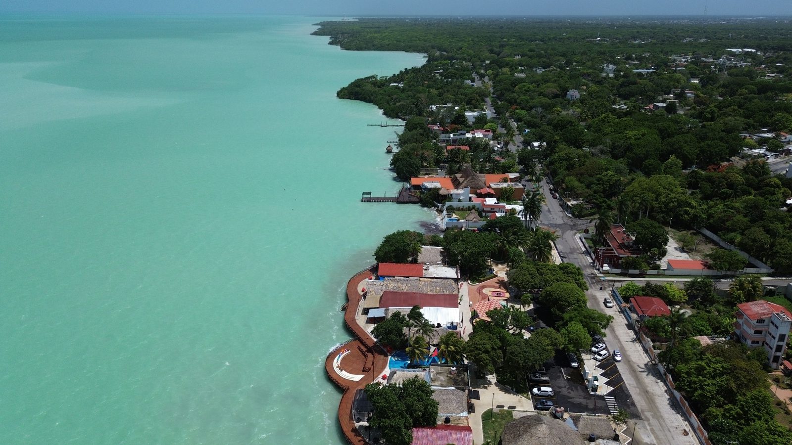 Vista aérea del pueblo de Bacalar a orillas de la laguna turquesa