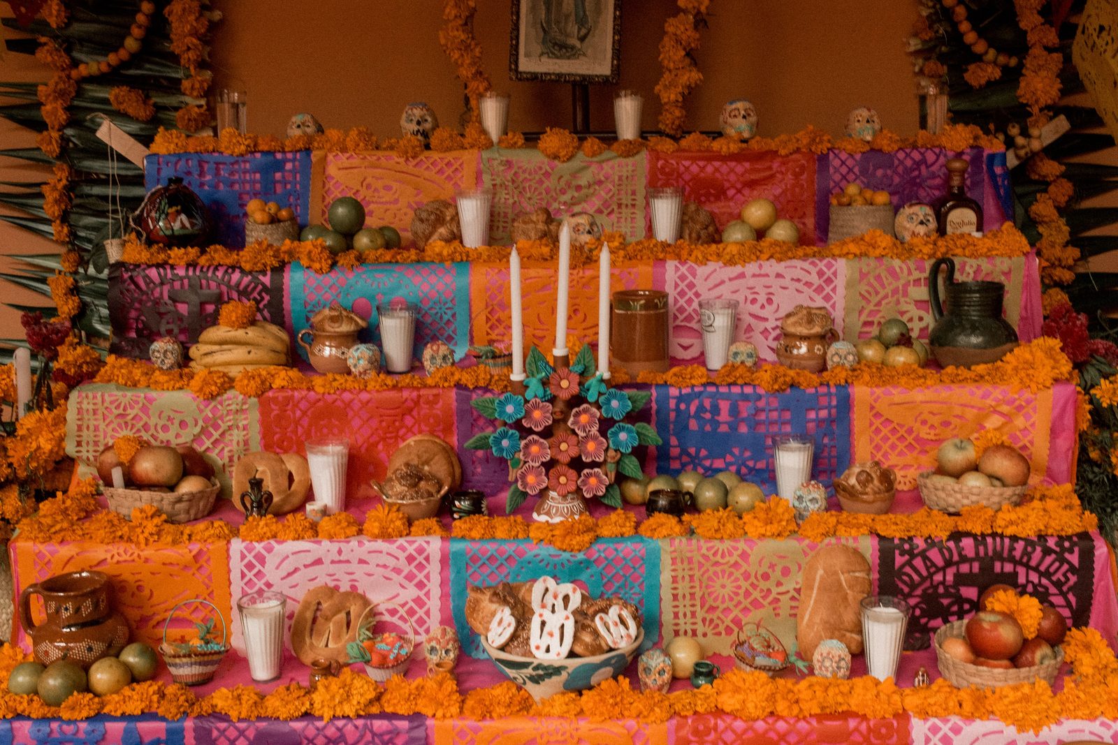 Un altar de Día de Muertos en México con flores de cempasúchil, velas y ofrendas