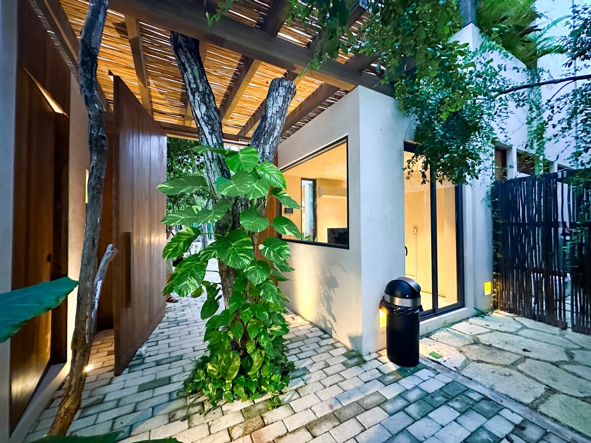 Co-working desk space for remote professionals