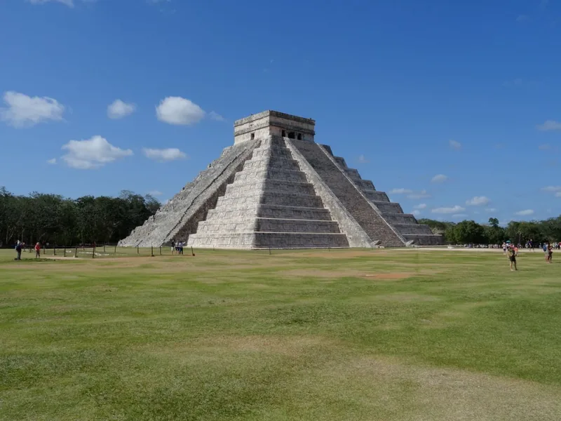 El Castillo pyramid at Chichén Itzá under a blue sky