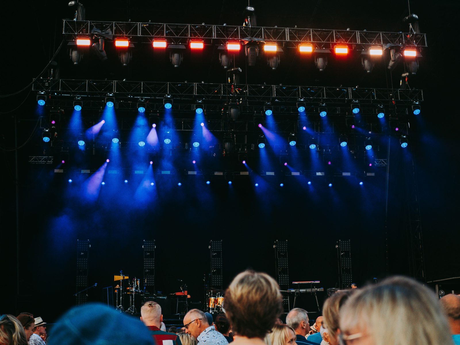 Bühnenlicht über einem nächtlichen Festivalpublikum