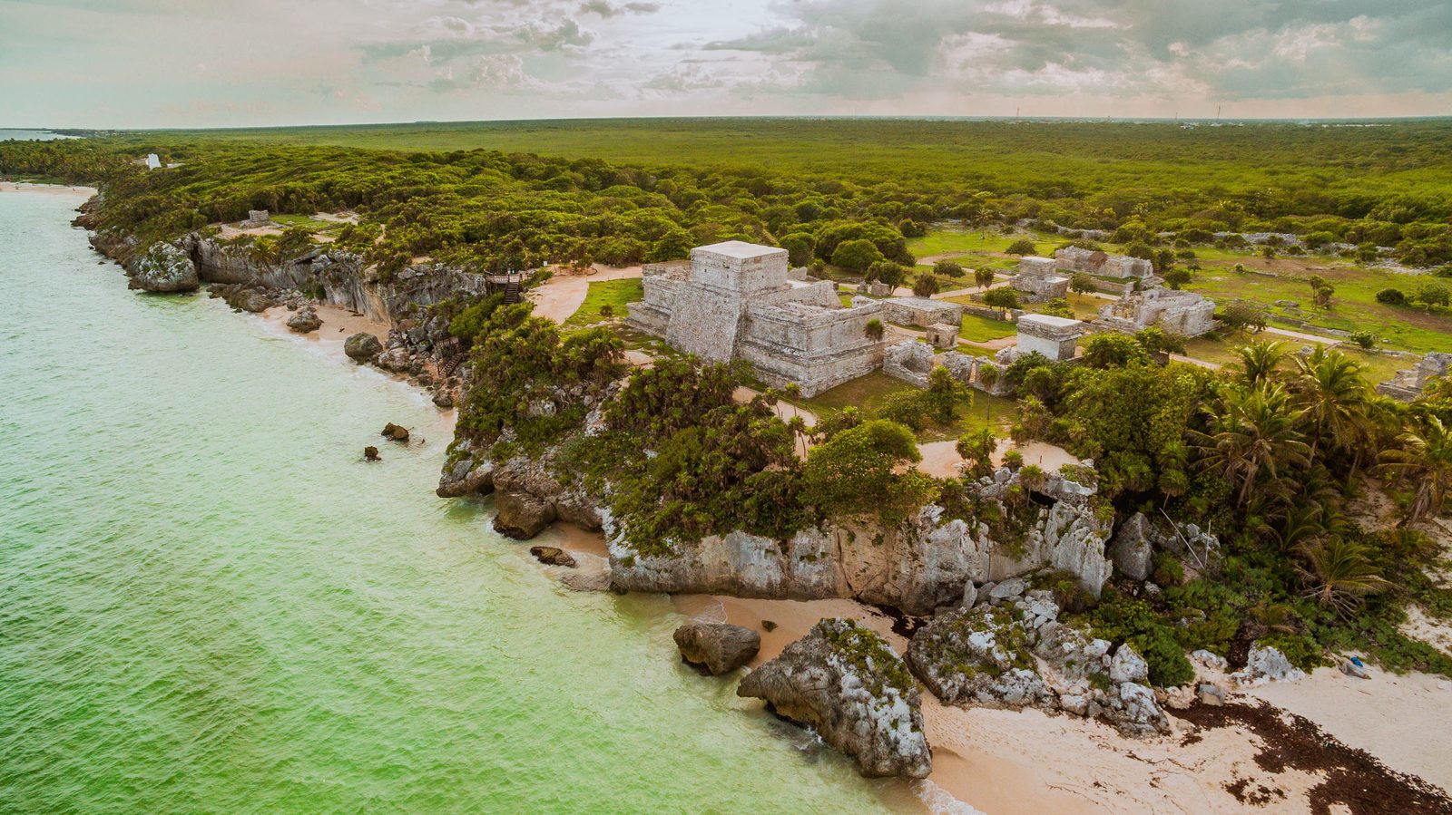 Vista aérea de la ciudad amurallada maya de Tulum en la costa