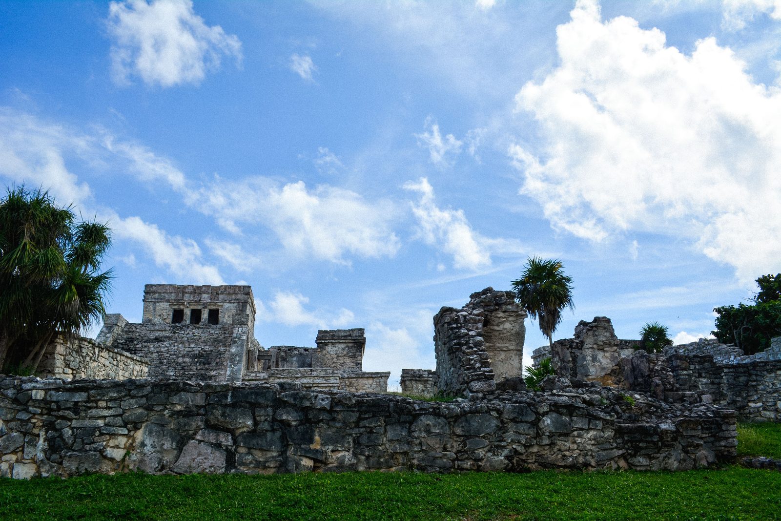 El templo de El Castillo sobre el Caribe en las ruinas de Tulum