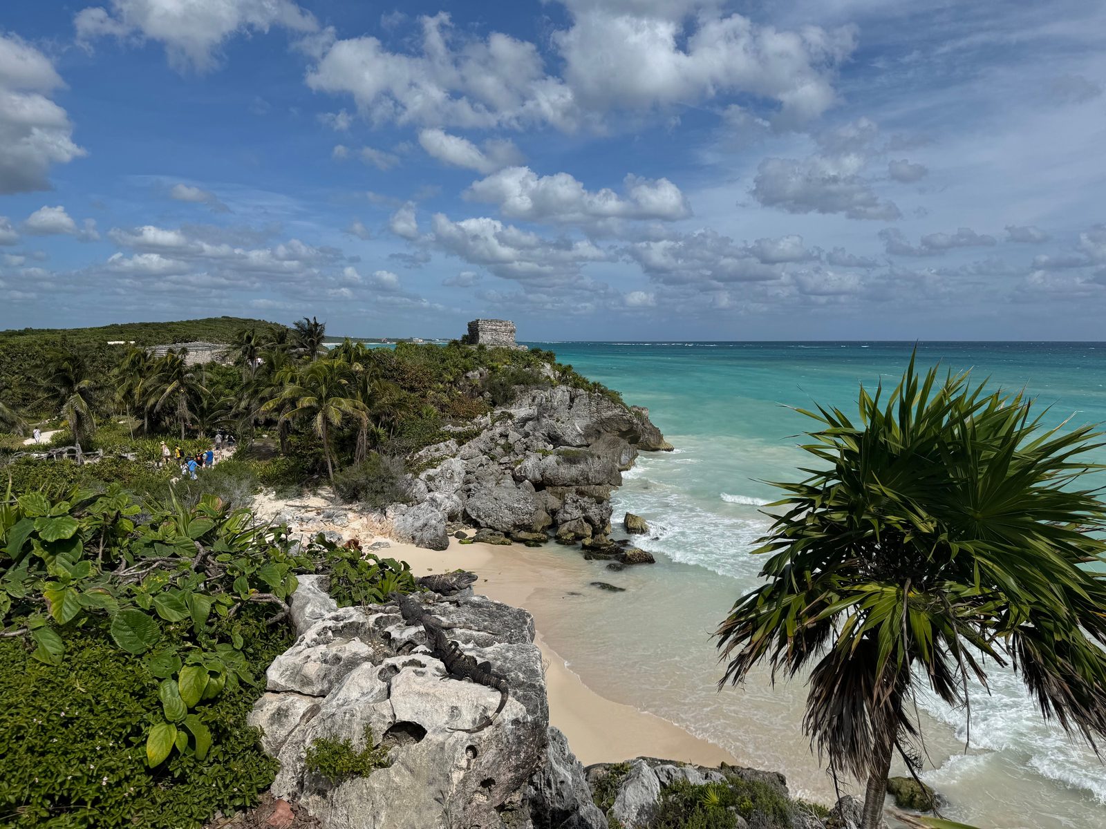 Ruinas de Tulum en un acantilado sobre aguas turquesa del Caribe